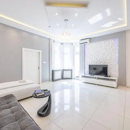 Apartament Modern Charming In The Heart Of
